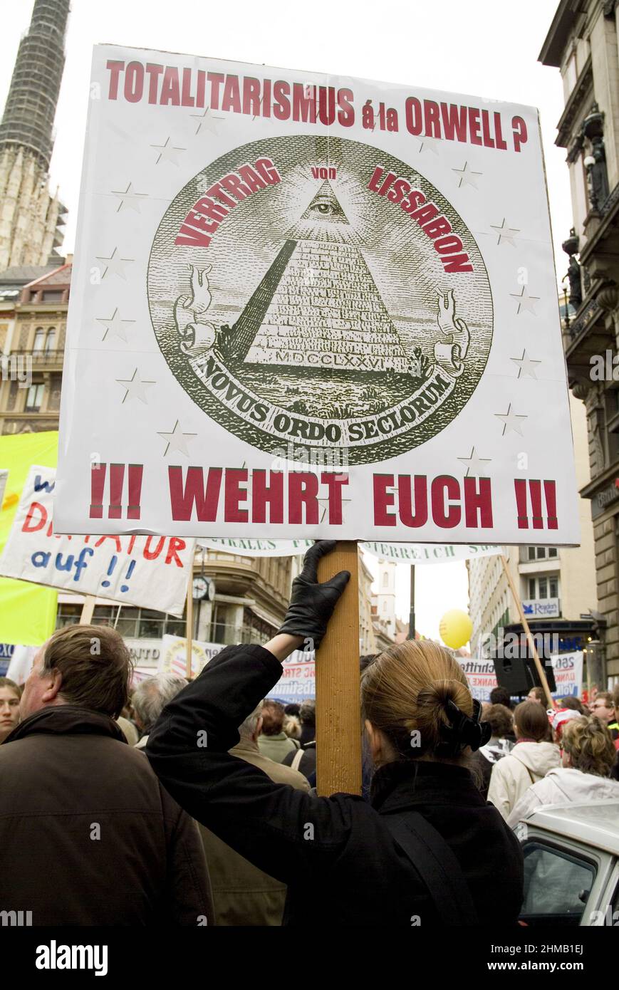 Wien, Österreich. 23. März 2008. Demonstration für ein Referendum gegen den Vertrag von Lissabon in Wien. Inschrift „Totalitarismus wie Orwell, Kampf zurück“ Stockfoto