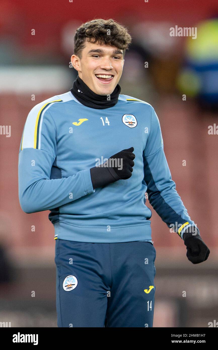 8th. Februar 2022; bet365 Stadium, Stoke, Staffordshire, England; EFL Championship Football, Stoke City gegen Swansea City; Kyle Joseph von Swansea City während des Warm-Up Stockfoto