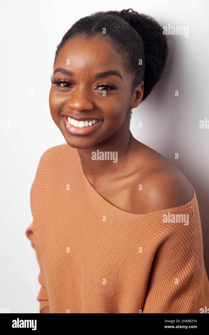 Porträt einer schönen schwarzen Frau mit einem großen Lächeln Stockfoto