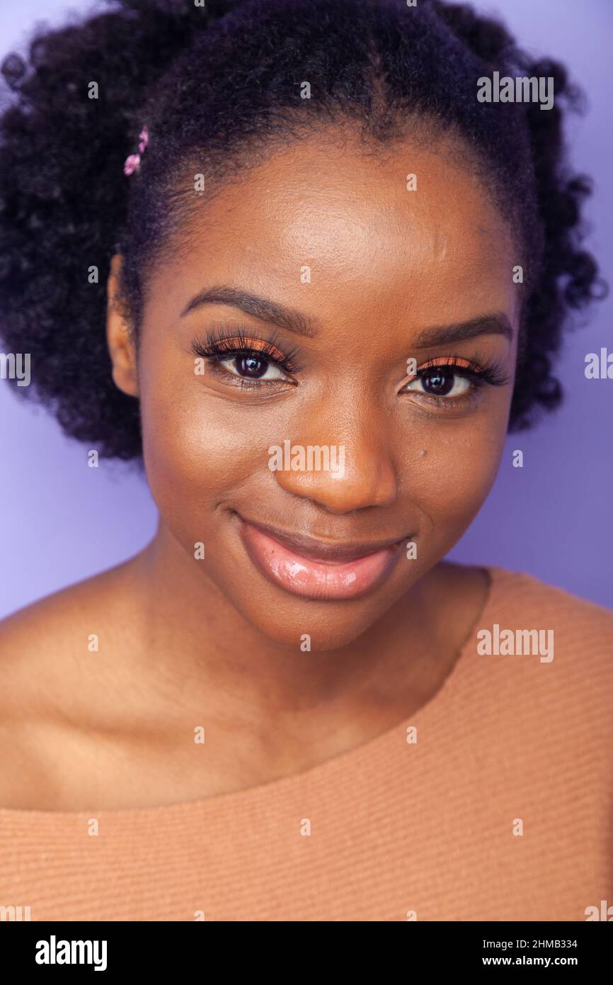 Ein Nahaufnahme-Porträt einer hübschen Britin, die auf die Kamera zulächelt Stockfoto