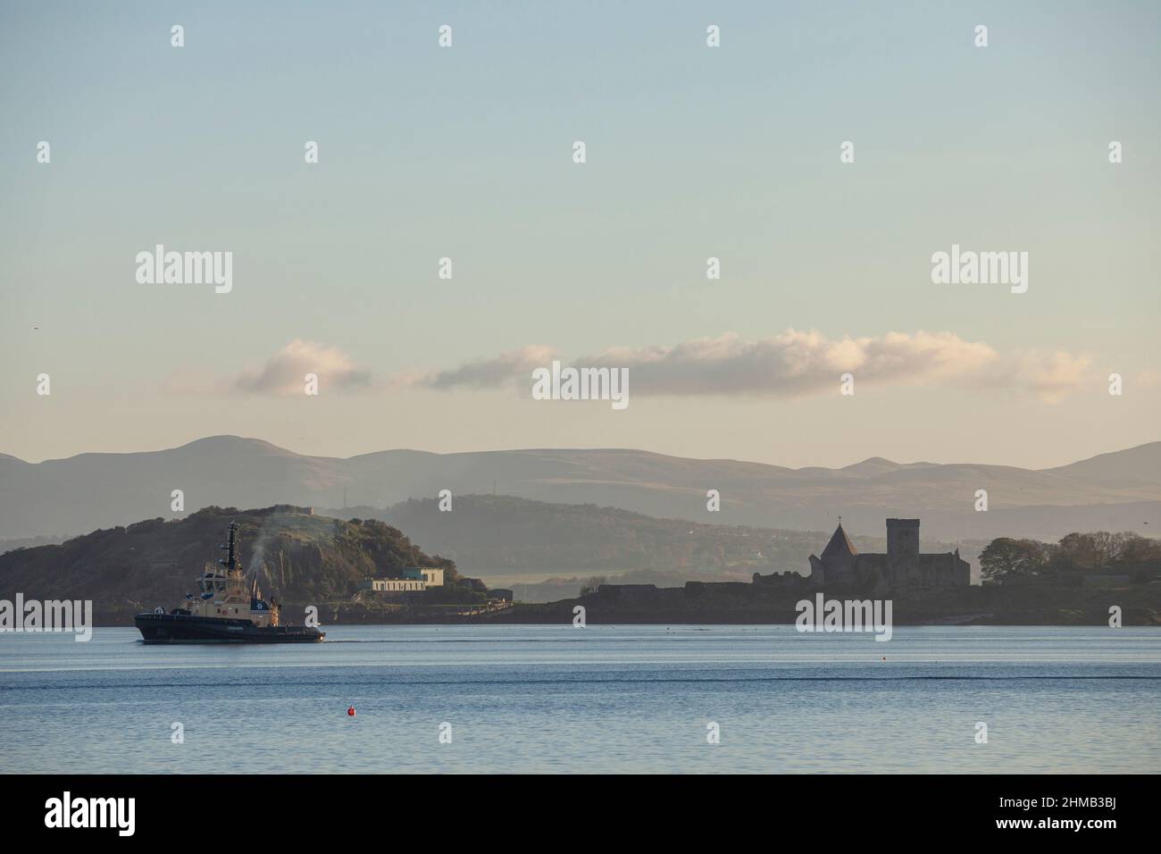 Inchcolm Island mit den Pentland Hills von der Fife Coast aus gesehen. Stockfoto