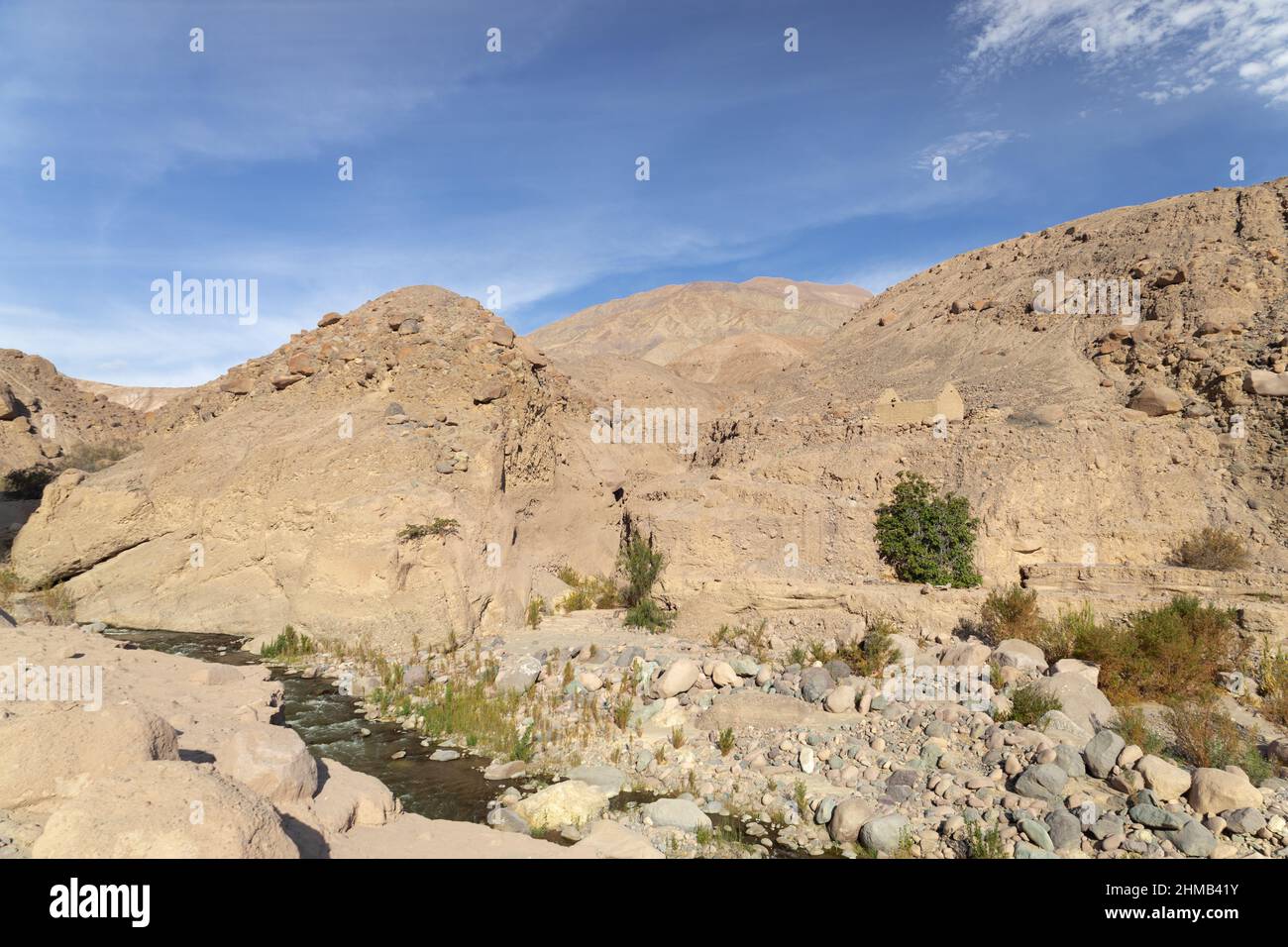 Berge und Fluss daneben, die Landschaft im Norden Chiles. Stockfoto