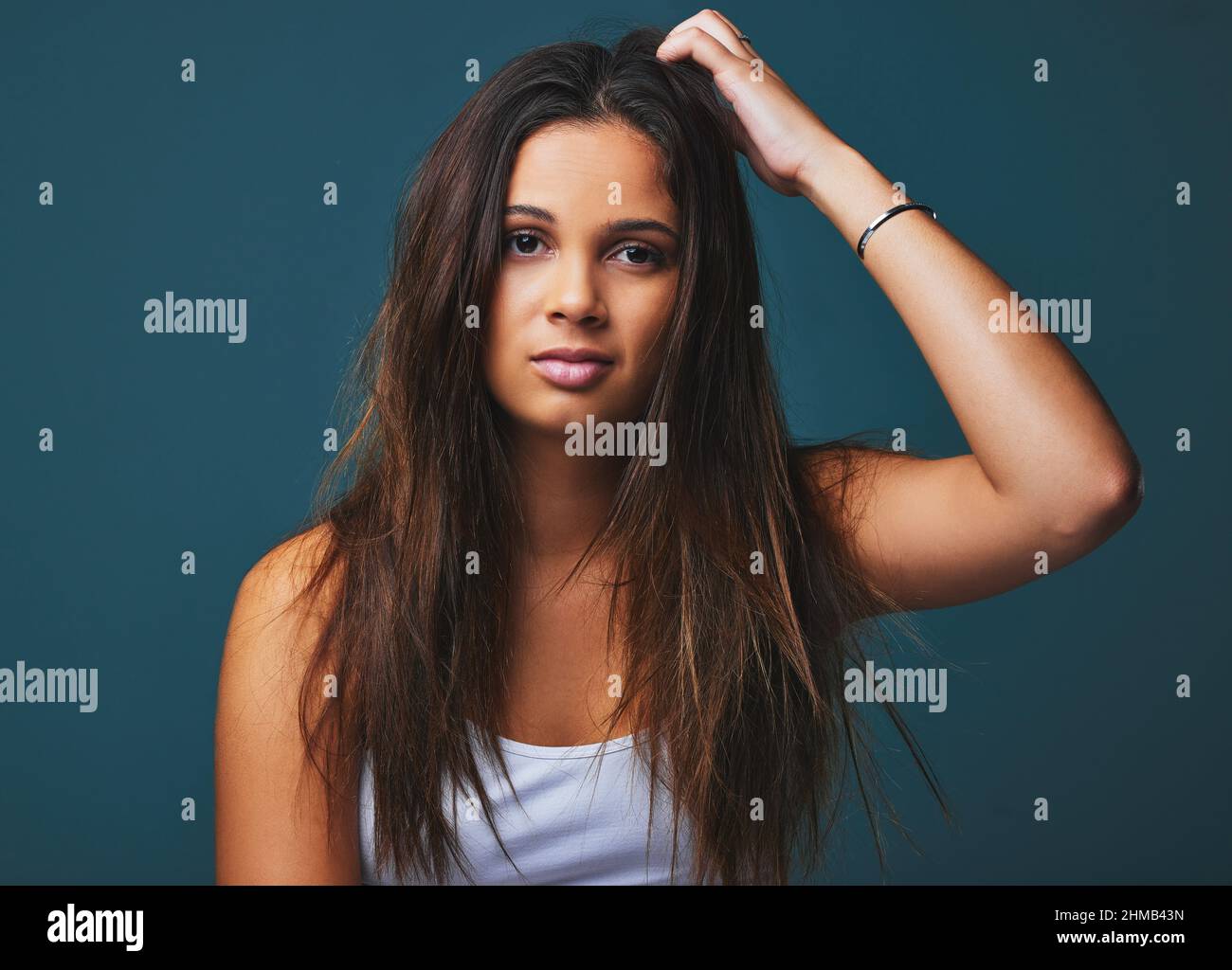 Lebenslektionen sind nur gutmütige Gesten. Porträtaufnahme einer schönen jungen Frau, die vor blauem Hintergrund posiert. Stockfoto
