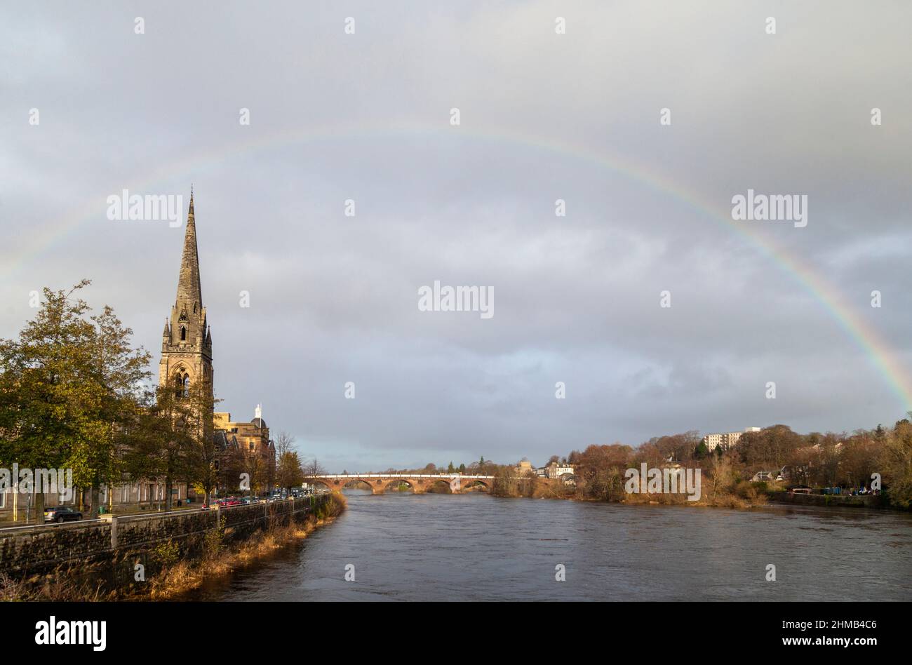 Ein Regenbogen und ein Blick über den Fluss Tay auf die St. Matthew's Church und die Smeaton's Bridge. Perth, Schottland Stockfoto