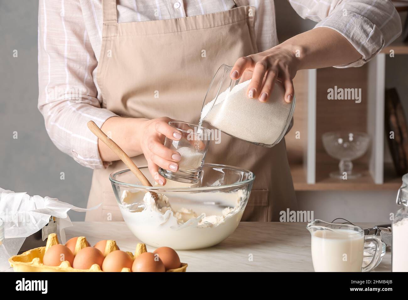 Frau bereitet leckeren baskischen verbrannten Käsekuchen in der Küche Stockfoto