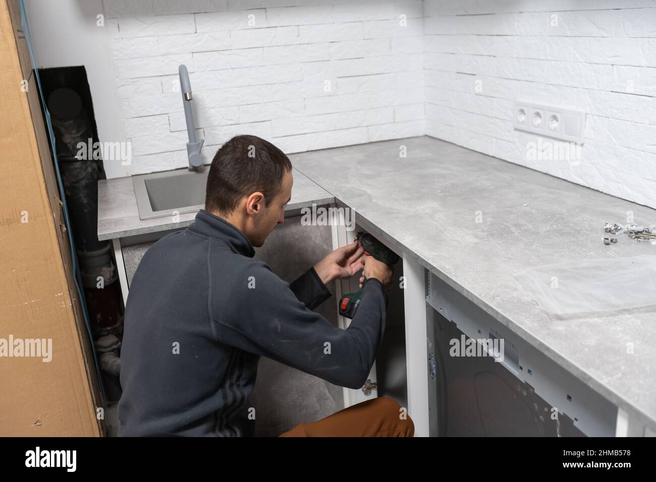 Installationsschläuche für Geschirrspüler Maschine häusliche Verbindung Rohrleitungen in der Küche Stockfoto