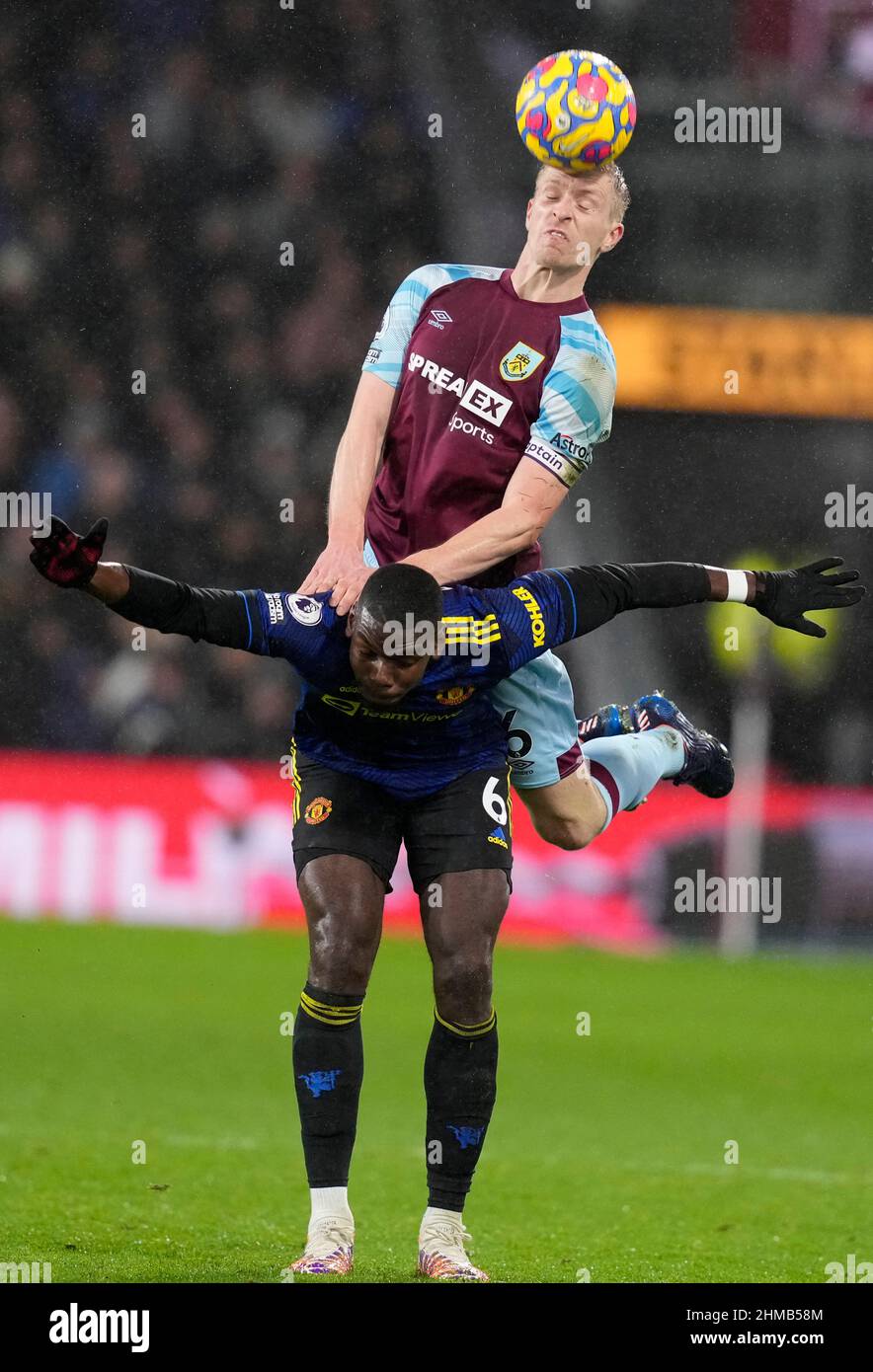 Burnley, England, 8th. Februar 2022. Ben Mee von Burnley gewinnt beim Premier League-Spiel in Turf Moor, Burnley, gegen Paul Pogba von Manchester United. Bildnachweis sollte lauten: Andrew Yates / Sportimage Stockfoto