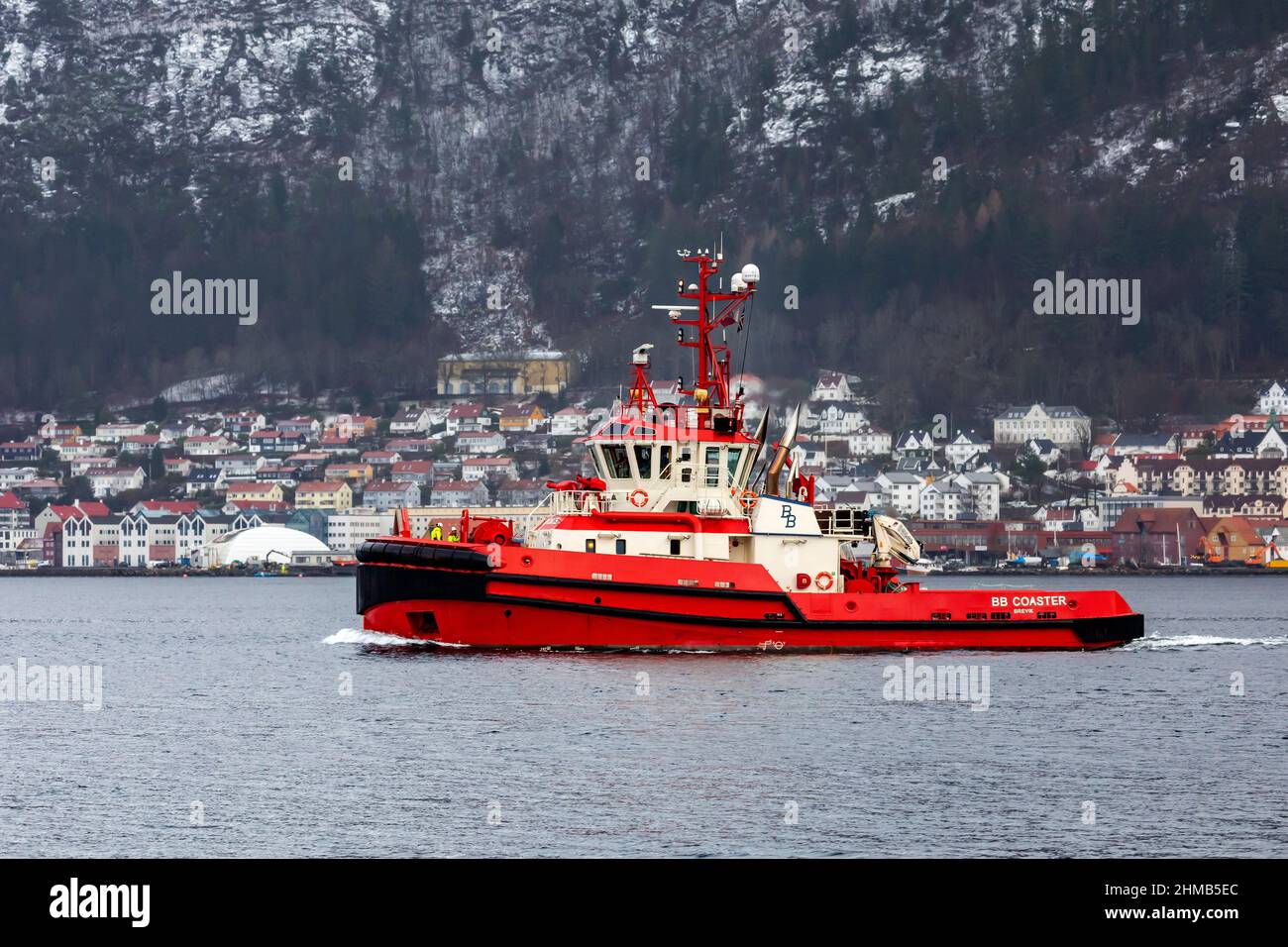 Ein grauer und regnerischer Tag. Schleppboot BB Coaster, Abfahrt vom Hafen Bergen, Norwegen Stockfoto