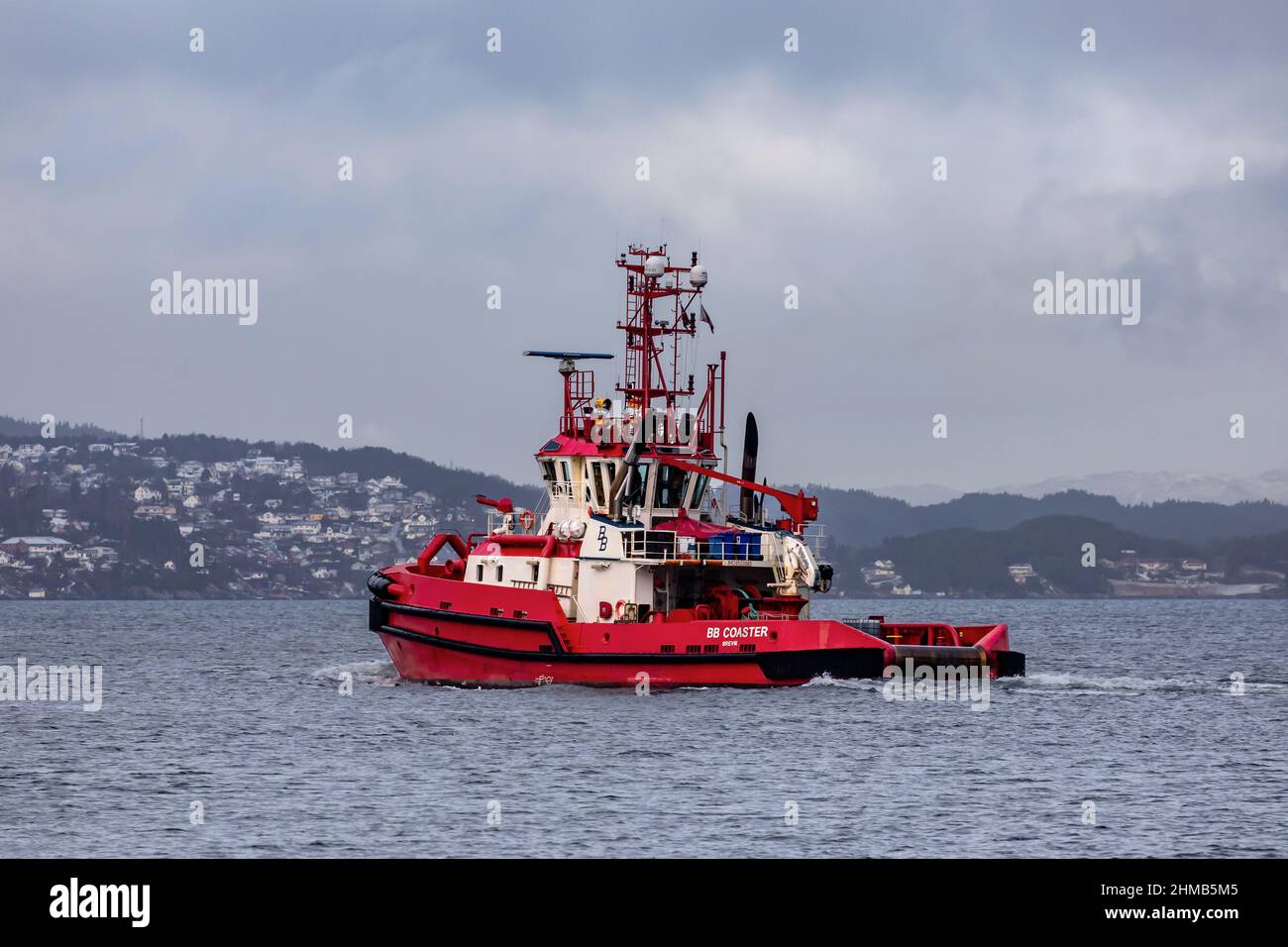 Ein grauer und regnerischer Tag. Schleppboot BB Coaster, Abfahrt vom Hafen Bergen, Norwegen Stockfoto