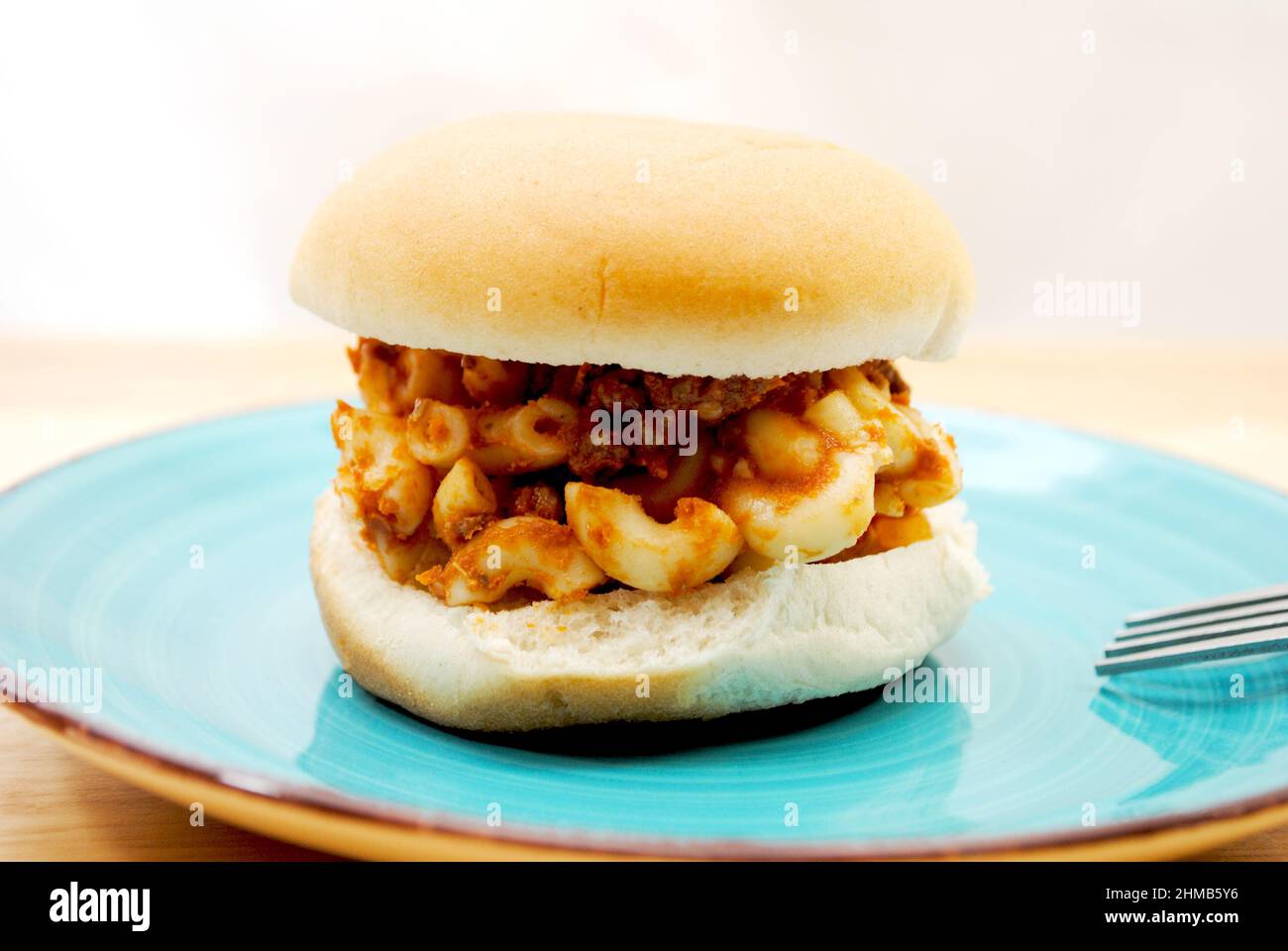 Nahaufnahme eines Macaroni-Sandwiches, serviert auf einem Blue Plated Stockfoto