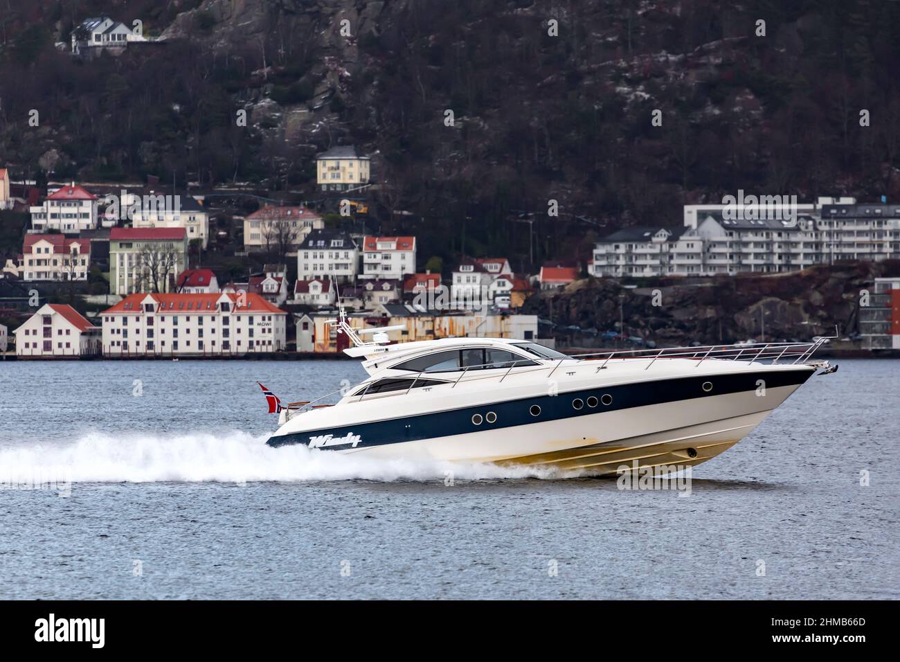 Vergnügungsschiff Bygdis in Byfjorden, außerhalb des Hafens von Bergen, Norwegen Stockfoto