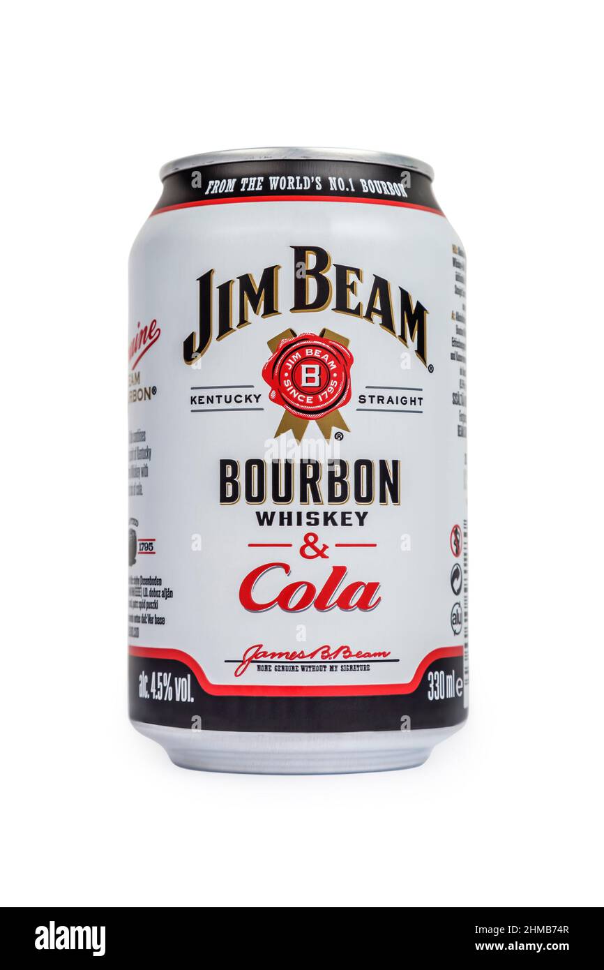 PULA, KROATIEN - 30. JANUAR 2022: Dose von Jim Beam Bourbon Whiskey und Cola, isoliert auf weißem Hintergrund Stockfoto