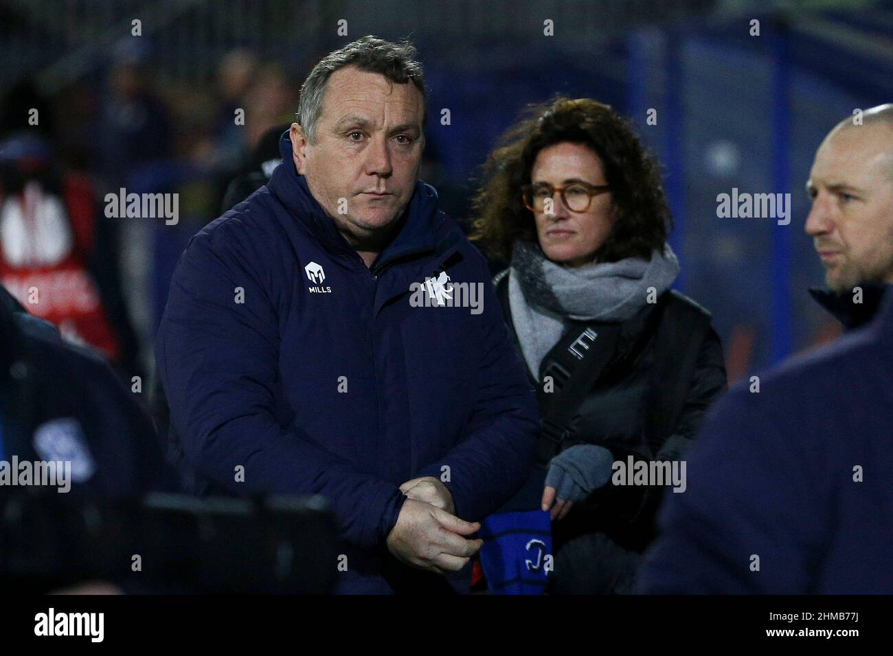 Birkenhead, Großbritannien. 08th. Februar 2022. Micky Mellon, Manager von Tranmere Rovers, schaut zu. EFL Skybet Football League Two Match, Tranmere Rovers gegen Swindon Town im Prenton Park, Birkenhead, Wirral am Dienstag, 8th. Februar 2022. Dieses Bild darf nur für redaktionelle Zwecke verwendet werden. Nur zur redaktionellen Verwendung, Lizenz für kommerzielle Nutzung erforderlich. Keine Verwendung bei Wetten, Spielen oder Veröffentlichungen in einem Club/einer Liga/einem Spieler.PIC von Chris Stading/Andrew Orchard Sports Photography/Alamy Live News Credit: Andrew Orchard Sports Photography/Alamy Live News Stockfoto