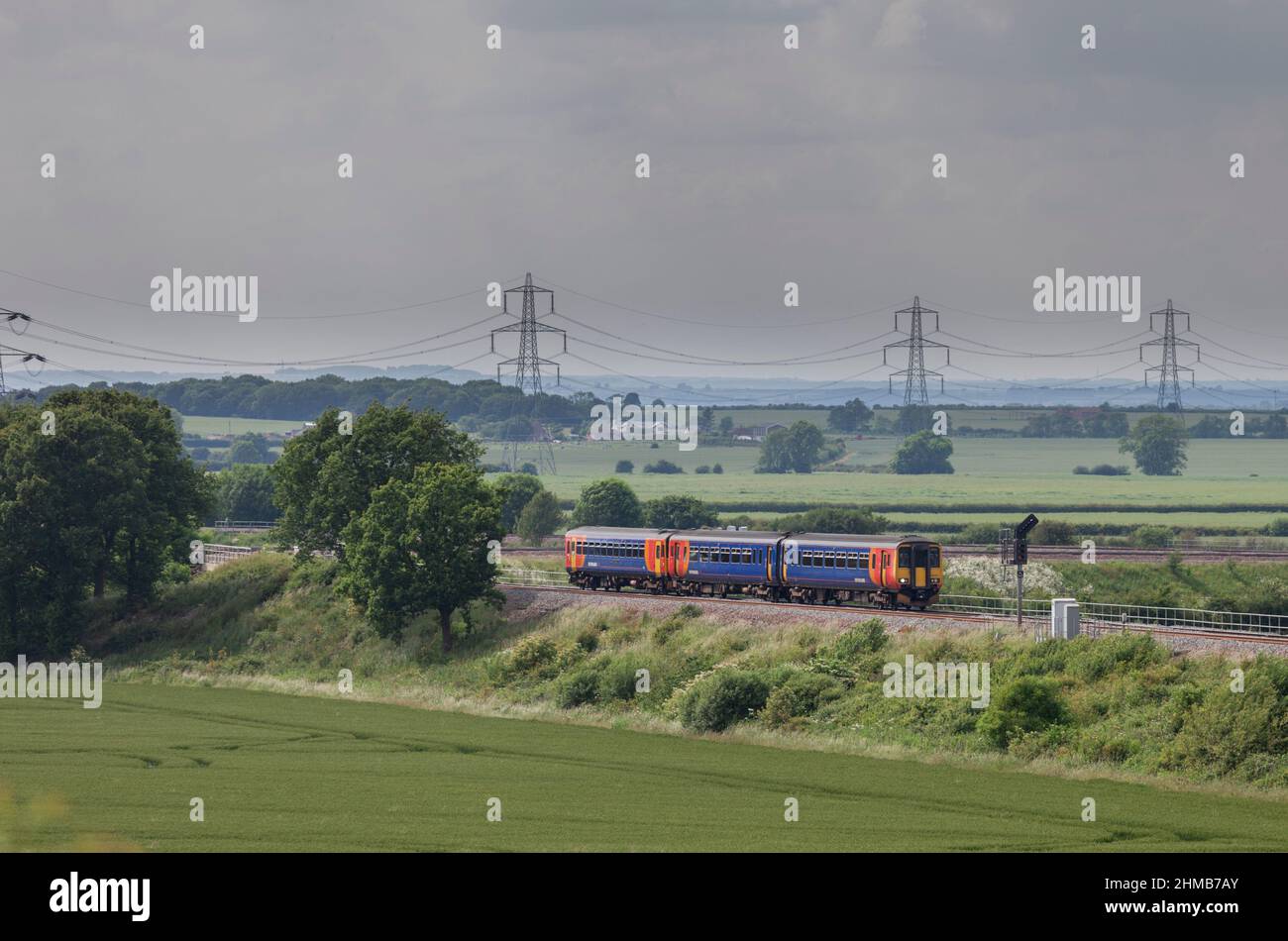 Allington (westlich von Grantham) East Midlands Züge der Klasse 156 156411 + der Klasse 153 153383 Arbeitszug 2S23 der 1545 Nottingham - Skegness Stockfoto