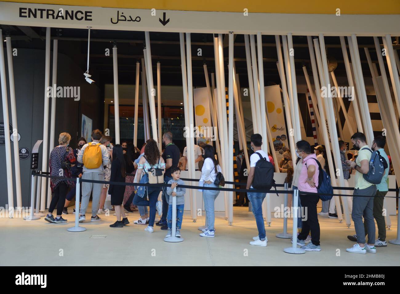 Besucher stehen am 1. Februar 2022 vor dem Deutschen Pavillon auf der Dubai Expo in den Vereinigten Arabischen Emiraten in der Schlange. Stockfoto