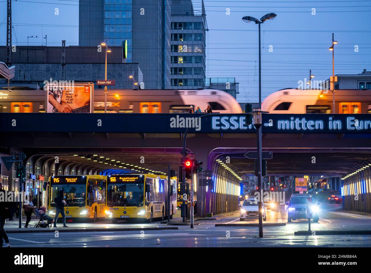 Essen Hauptbahnhof, RRX Nahverkehrszug, Straße U-Bahn, Busbahnhof, Haltestellen in Essen, NRW, Deutschland, Stockfoto