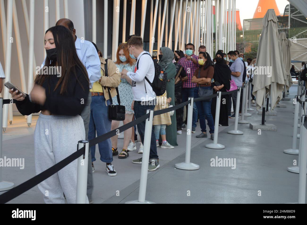 Besucher stehen am 1. Februar 2022 vor dem Deutschen Pavillon auf der Dubai Expo in den Vereinigten Arabischen Emiraten in der Schlange. Stockfoto