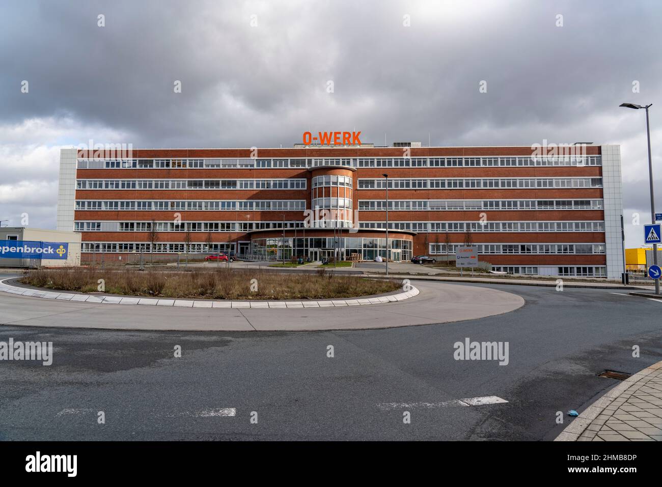 O-Werk, ehemaliges Verwaltungsgebäude des Opel-Werks in Bochum, heute Herzstück des O-Werk Campus, einem Bürokomplex mit über 7.000 Quadratmetern Stockfoto