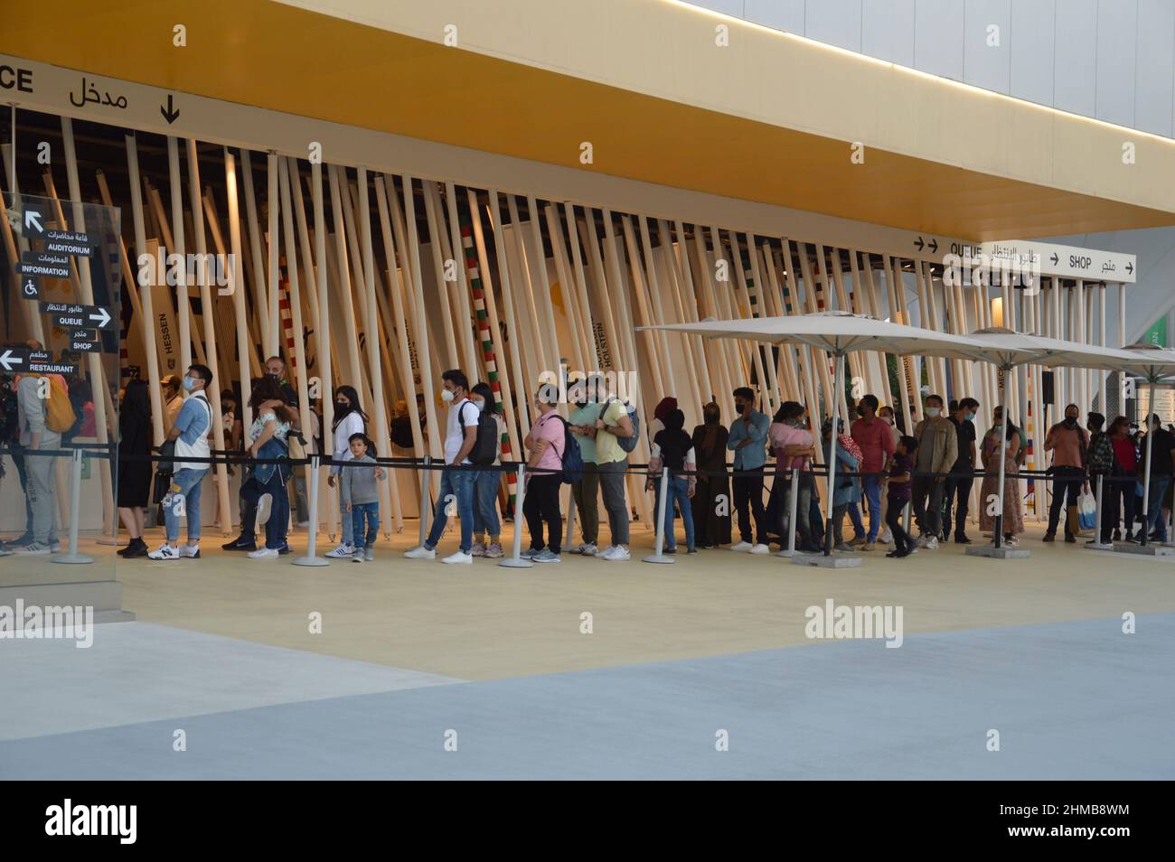 Besucher stehen am 1. Februar 2022 vor dem Deutschen Pavillon auf der Dubai Expo in den Vereinigten Arabischen Emiraten in der Schlange. Stockfoto
