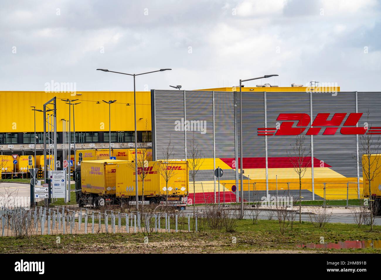 DHL Logistik Zentrum am O-Werk, ehemaliges Verwaltungsgebäude des Opel-Werks in Bochum, Teil des MARK 51 7-Standortes, gesamter Standort des alten Opel-Sitzes Stockfoto