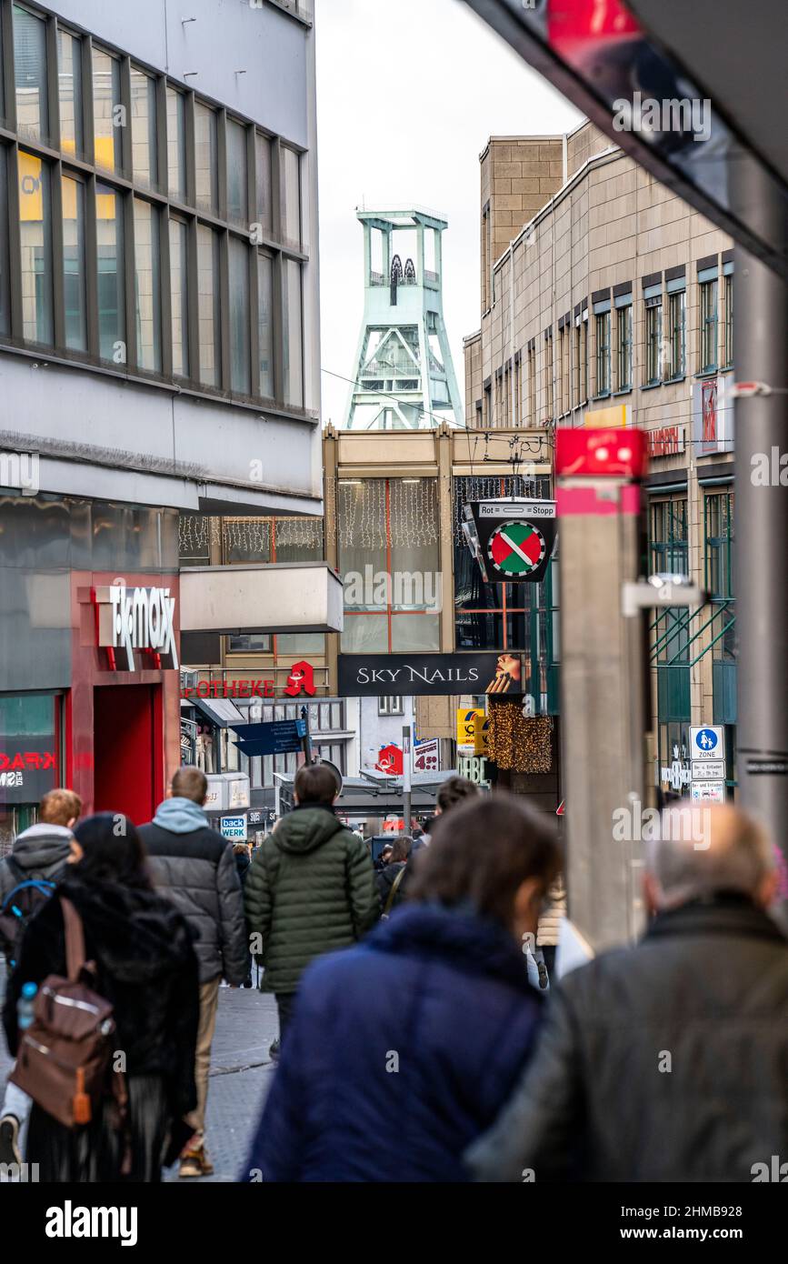 Die Bochumer Innenstadt, im Januar 2022, verwinkelte Turm des Deutschen Bergbaumuseums, Kortumstraße, Zwangsmasken, Einkaufsstraßen, Verkauf, Spezie Stockfoto