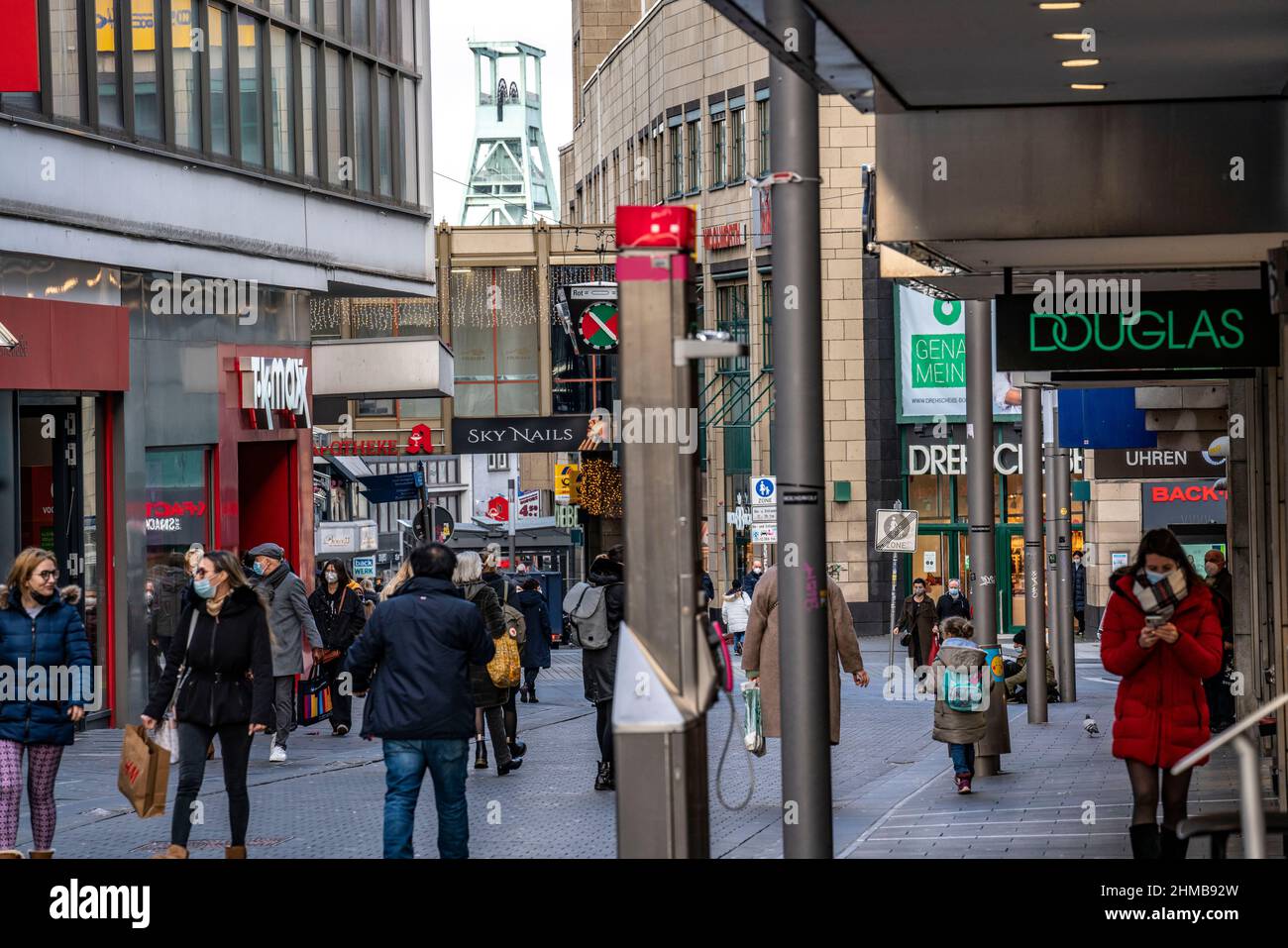 Die Bochumer Innenstadt, im Januar 2022, verwinkelte Turm des Deutschen Bergbaumuseums, Kortumstraße, Zwangsmasken, Einkaufsstraßen, Verkauf, Spezie Stockfoto