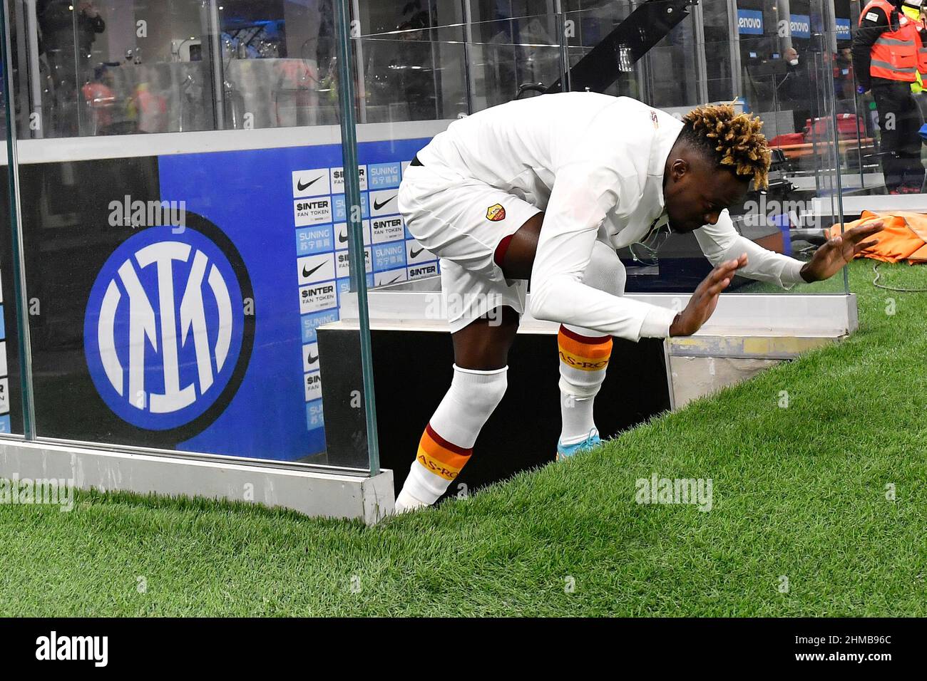 Mailand, Italien. 08th. Februar 2022. Tammy Abraham von AS Roma reagiert während der Italien-Pokalrunde des Fußballspiels 8 zwischen dem FC Internazionale und AS Roma im San Siro-Stadion in Mailand (Italien) am 8th. Februar 2021. Foto Andrea Staccioli/Insidefoto Kredit: Insidefoto srl/Alamy Live News Stockfoto