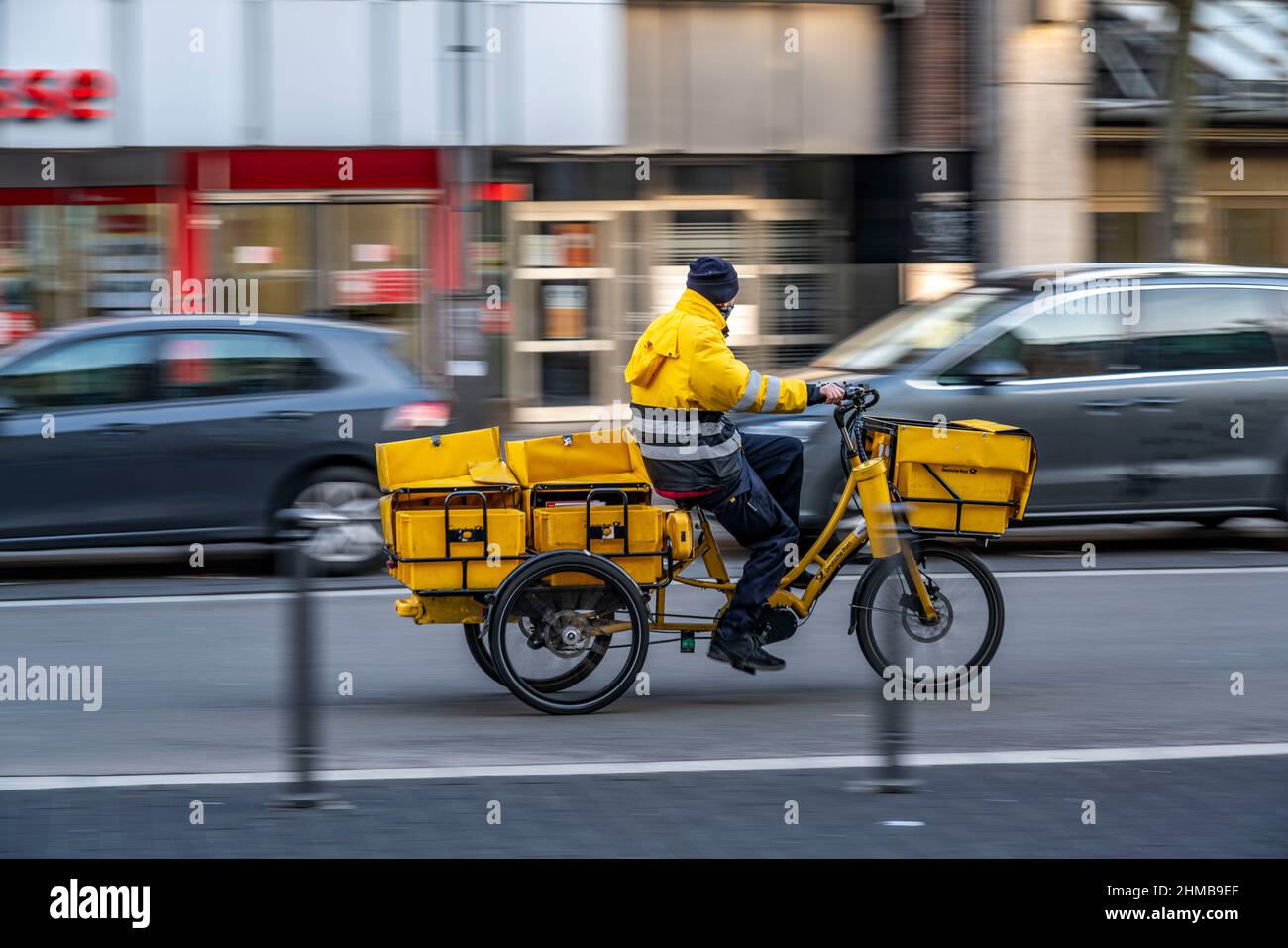 Postbote auf Dreirad-E-Bike, Bochum, NRW, Deutschland, Stockfoto