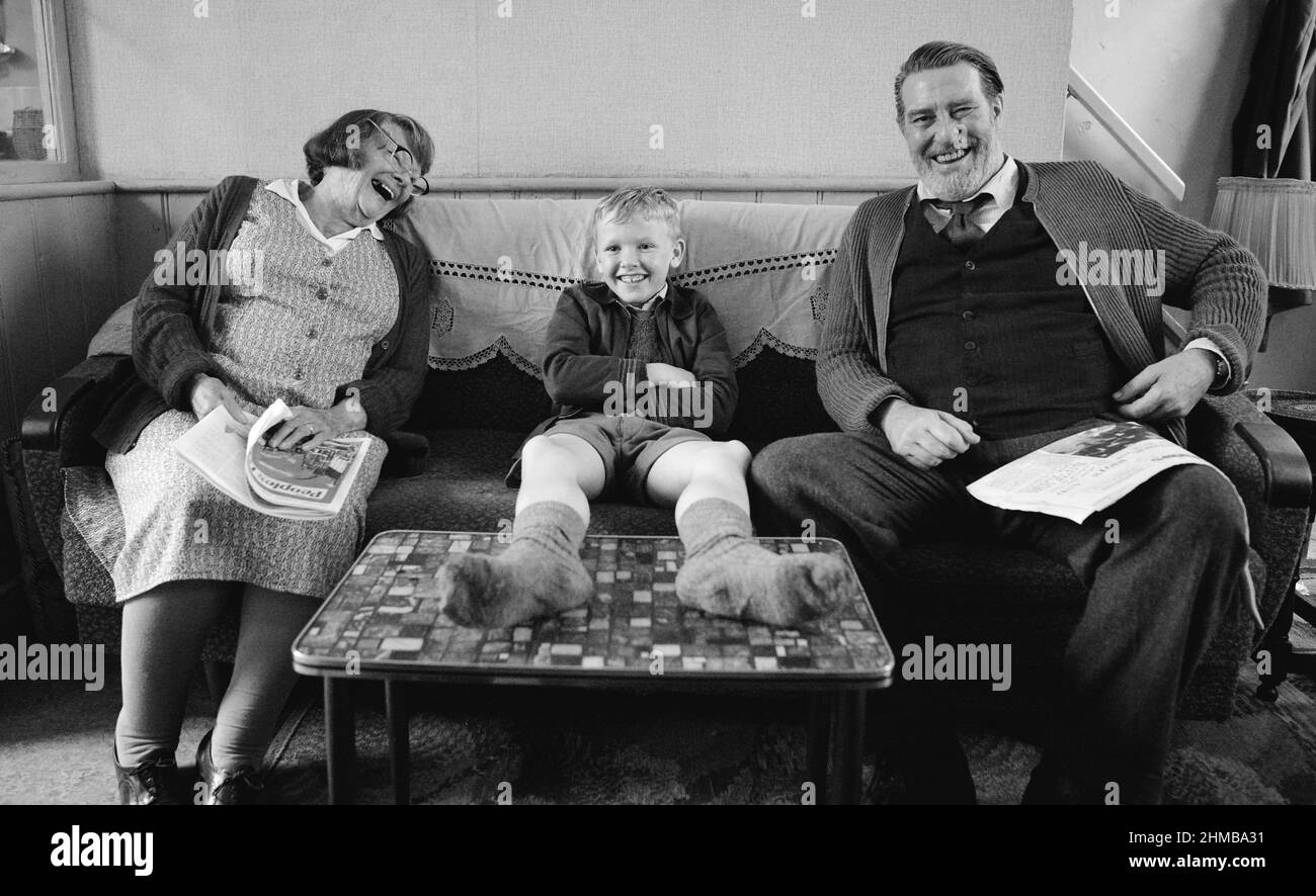 Belfast (2021) unter der Regie von Kenneth Branagh mit Judi Dench, Jude Hill und Ciarán Hinds. Ein kleiner Junge und seine Familie aus Belfast erleben das turbulente Ende 1960s. Stockfoto