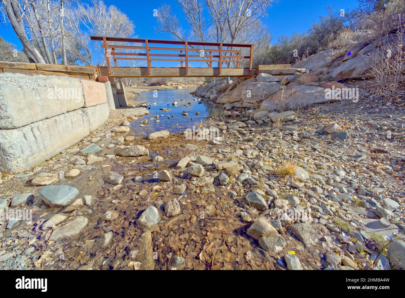 Lynx Creek überquert die Brücke am Fain Lake in Prescott Valley, Arizona. Stockfoto