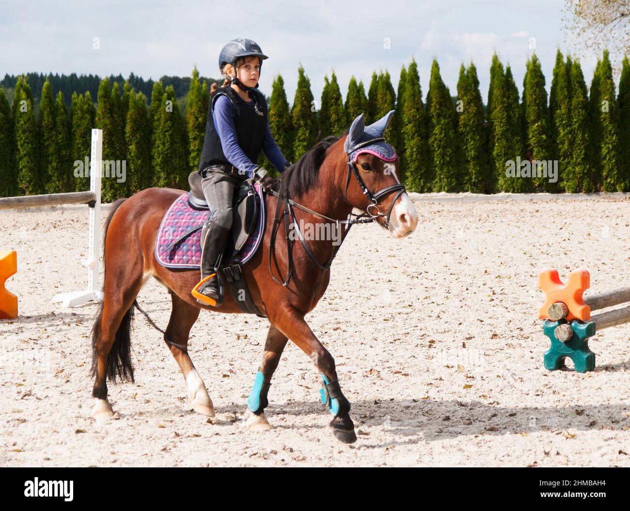Mädchen Reiten auf Sport Pony Stockfoto