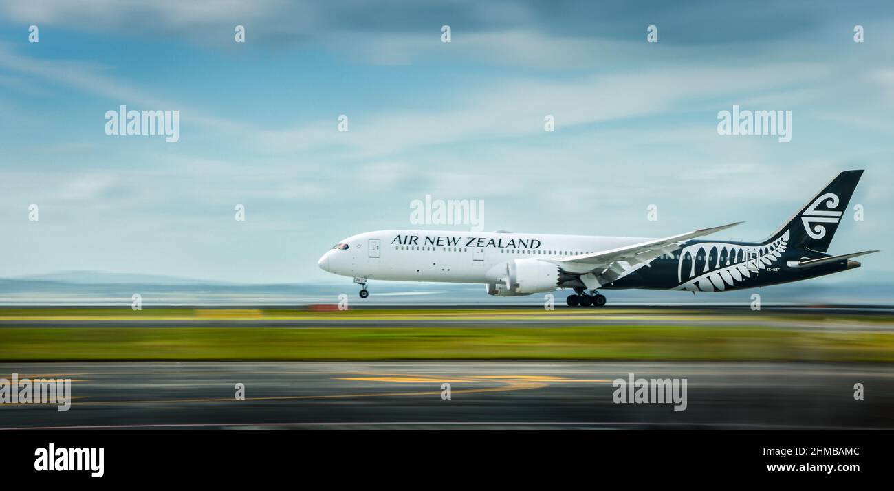 Ein Flug von Air New Zealand, der am Inlandsflughafen von Auckland mit Vorderrädern vom Boden abfliegt. Bild, das mit der Kameraschwenktechnik aufgenommen wurde. Stockfoto