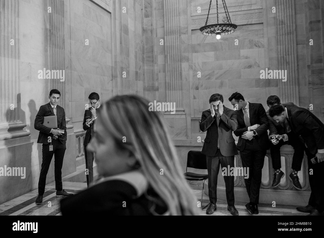 Washington, Vereinigte Staaten. 08th. Februar 2022. Eine Gruppe von Mitarbeitern des Senats wartet auf eine Pressekonferenz nach dem politischen Mittagessen Republicanâs Senats im Russell Senate Office Building in Washington, DC, am Dienstag, den 8. Februar 2022. Kredit: Rod Lampey/CNP/dpa/Alamy Live Nachrichten Stockfoto