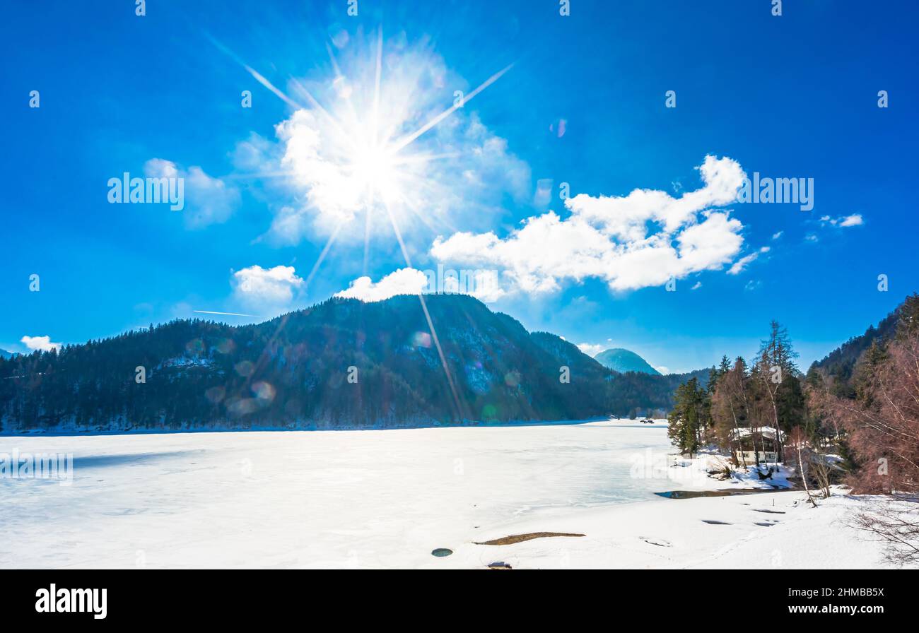 Schöner Panoramablick auf die alpen und den gefrorenen See in Tirol, Tirol, Österreich. Stockfoto