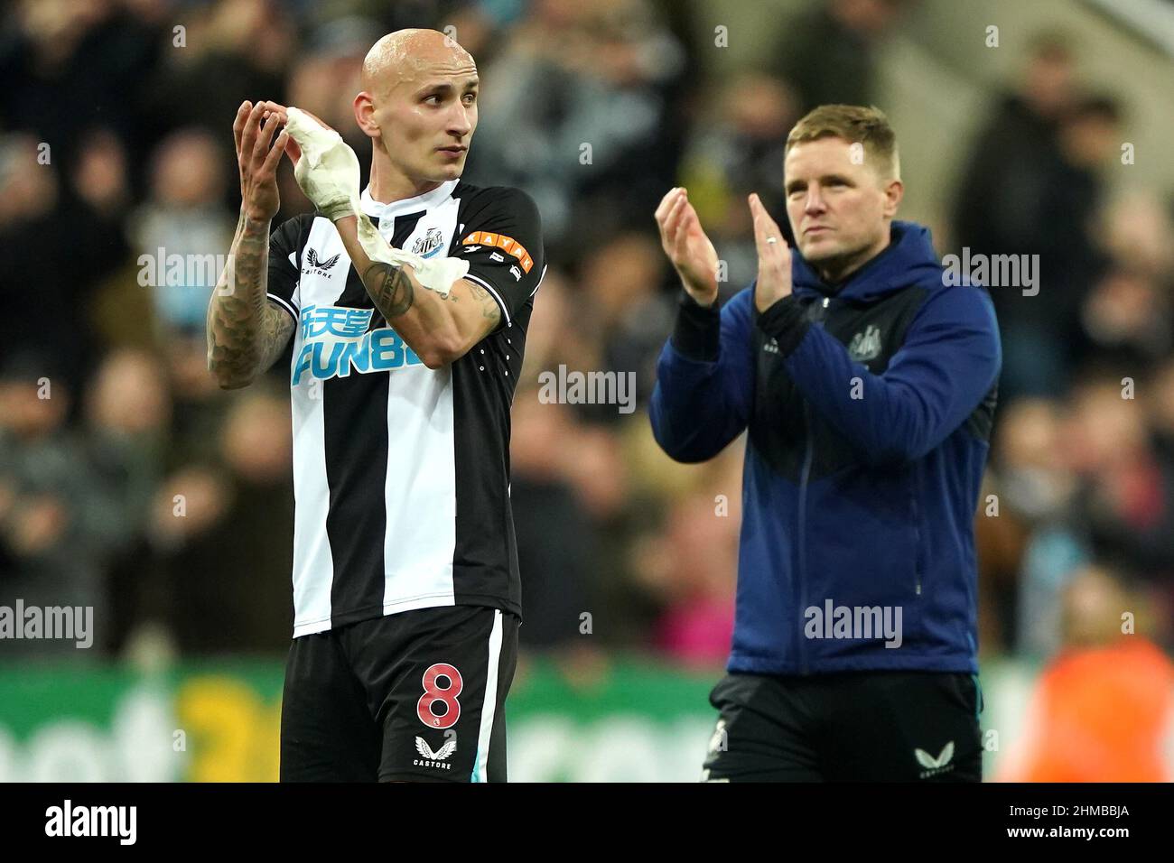 Eddie Howe (rechts), Manager von Newcastle United, und Jonjo Shelvey