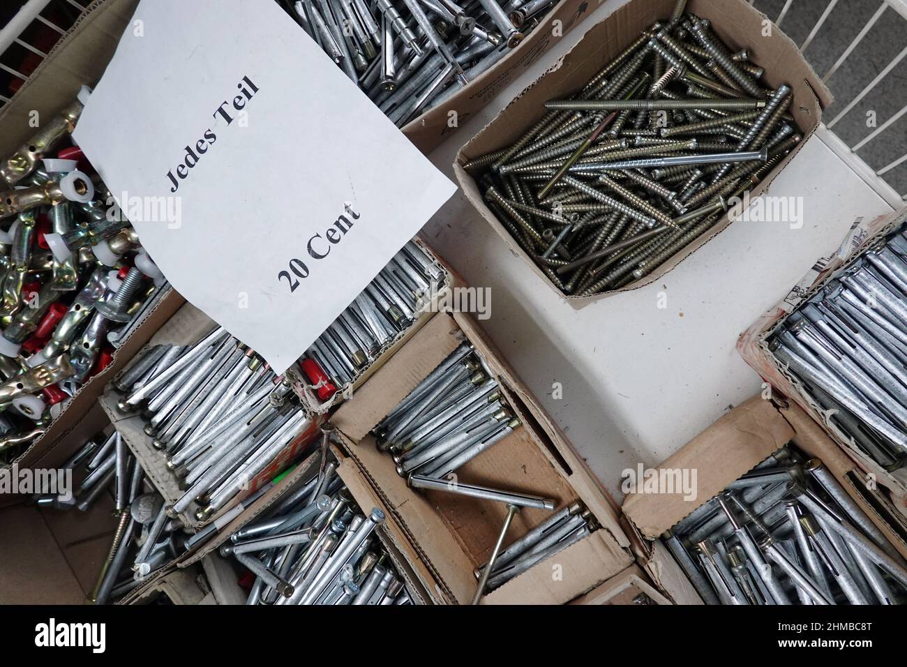 Diverse Schrauben und Nägel als Lose Ware in einem Restpostenmarkt Stockfoto