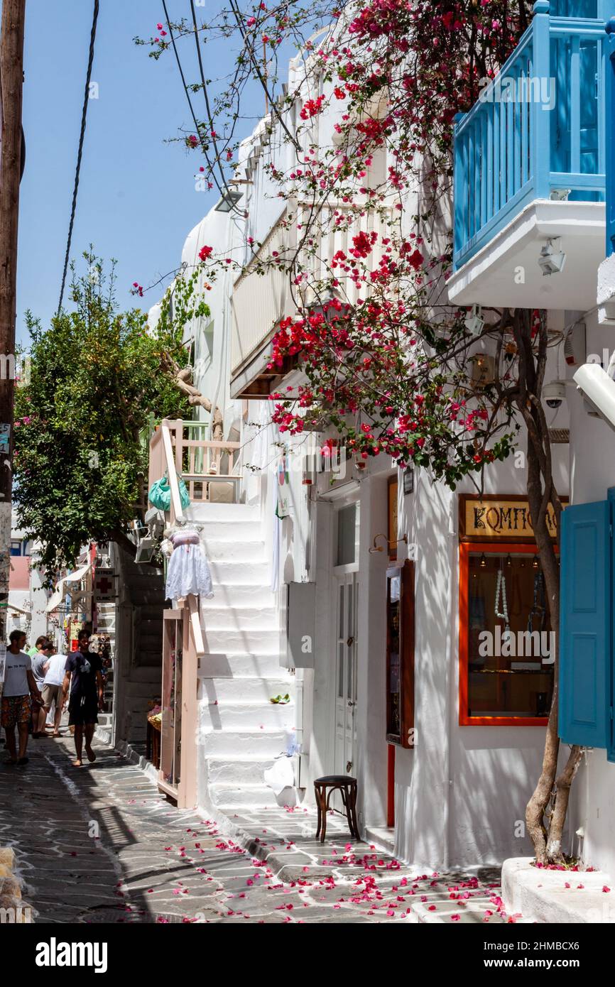 Vertikale Aufnahme eines typischen weißen Hauses in Mykonos, Griechenland. Stockfoto