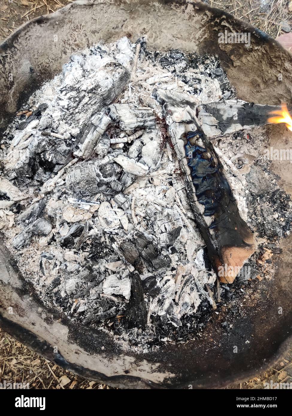 Aufnahme eines holländischen Ofenlagerfeuers in einem hohen Winkel Stockfoto
