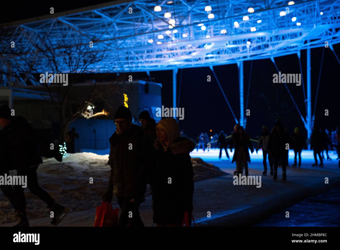 Toronto, Kanada. 07th. Februar 2022. Die Menschen laufen auf einer hell erleuchteten Eisbahn im Freien. Die Nordic Lights Outdoor-Winterausstellung, eine Ausstellung nordischer und kanadischer Lichtkunst im Toronto Harbourfront Centre, die gemeinsam mit Fjord Studio produziert wurde. Kredit: SOPA Images Limited/Alamy Live Nachrichten Stockfoto
