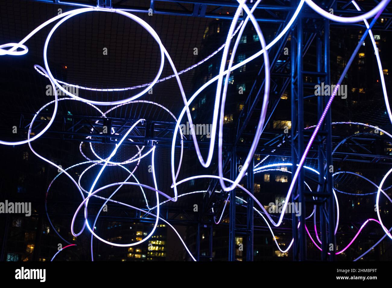 Toronto, Kanada. 07th. Februar 2022. ‘Pressure' von Hans E. Madsen und Frederik D. Hougs ist ein Stück, das aus einer 300 Meter langen, pulsierenden RGB-LED-Beleuchtung besteht, die einem Doodle ähnelt und um eine große Konstruktion gewickelt ist. Die Nordic Lights Outdoor-Winterausstellung ist eine Ausstellung nordischer und kanadischer Lichtkunst im Toronto Harbourfront Centre, die gemeinsam mit Fjord Studio produziert wurde. Kredit: SOPA Images Limited/Alamy Live Nachrichten Stockfoto