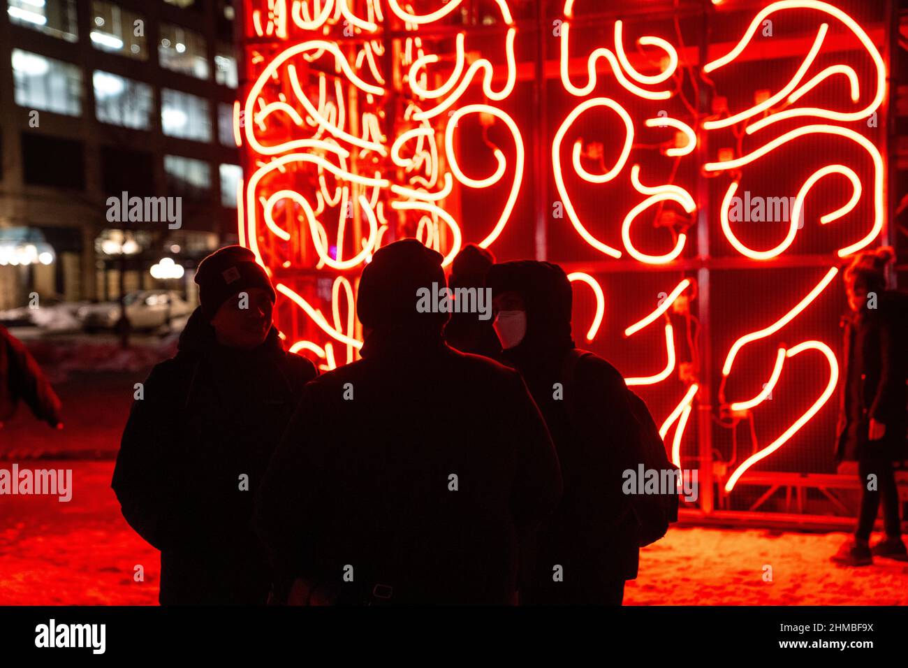 Toronto, Kanada. 07th. Februar 2022. Die Menschen stehen vor der Installation ‘Great Minds' von Aleksandra Stratimirovic, einem dynamischen Monument, das die Geburt von Ideen lobt und in Form von zwei monumentalen Gehirnen im Dialog erscheint.die Nordic Lights Outdoor-Winterausstellung, Ist eine Ausstellung nordischer und kanadischer Lichtkunst im Toronto Harbourfront Centre, die gemeinsam mit Fjord Studio produziert wurde. Kredit: SOPA Images Limited/Alamy Live Nachrichten Stockfoto