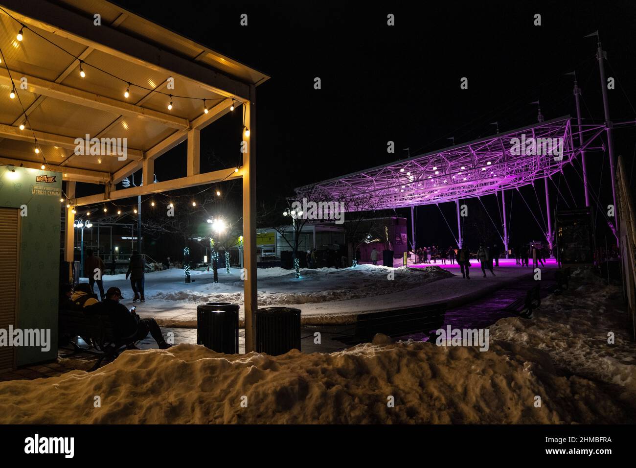 Toronto, Kanada. 07th. Februar 2022. Die Menschen laufen auf einer hell erleuchteten Eisbahn im Freien. Die Nordic Lights Outdoor-Winterausstellung, eine Ausstellung nordischer und kanadischer Lichtkunst im Toronto Harbourfront Centre, die gemeinsam mit Fjord Studio produziert wurde. (Foto von Katherine Cheng/SOPA Images/Sipa USA) Quelle: SIPA USA/Alamy Live News Stockfoto