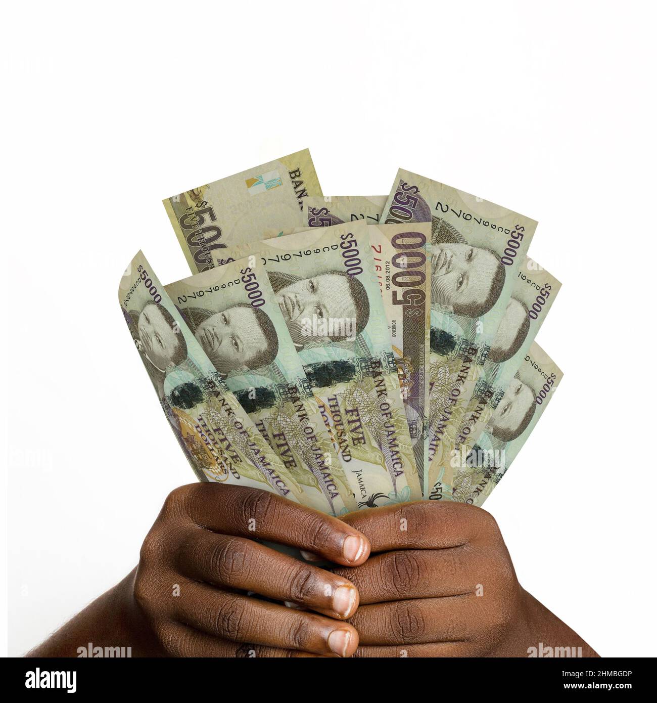 Schwarze Hände mit 3D gerenderten 5000 jamaikanischen Noten. Nahaufnahme der Hände mit jamaikanischen Währungsnoten Stockfoto