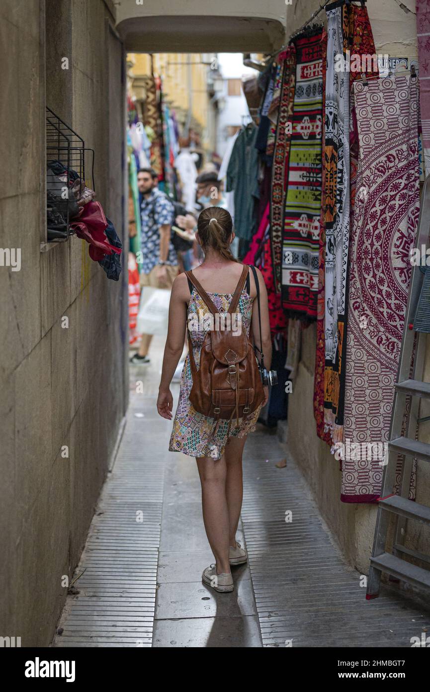 Junges Mädchen auf dem Santa Ana Markt mit Maske Stockfoto