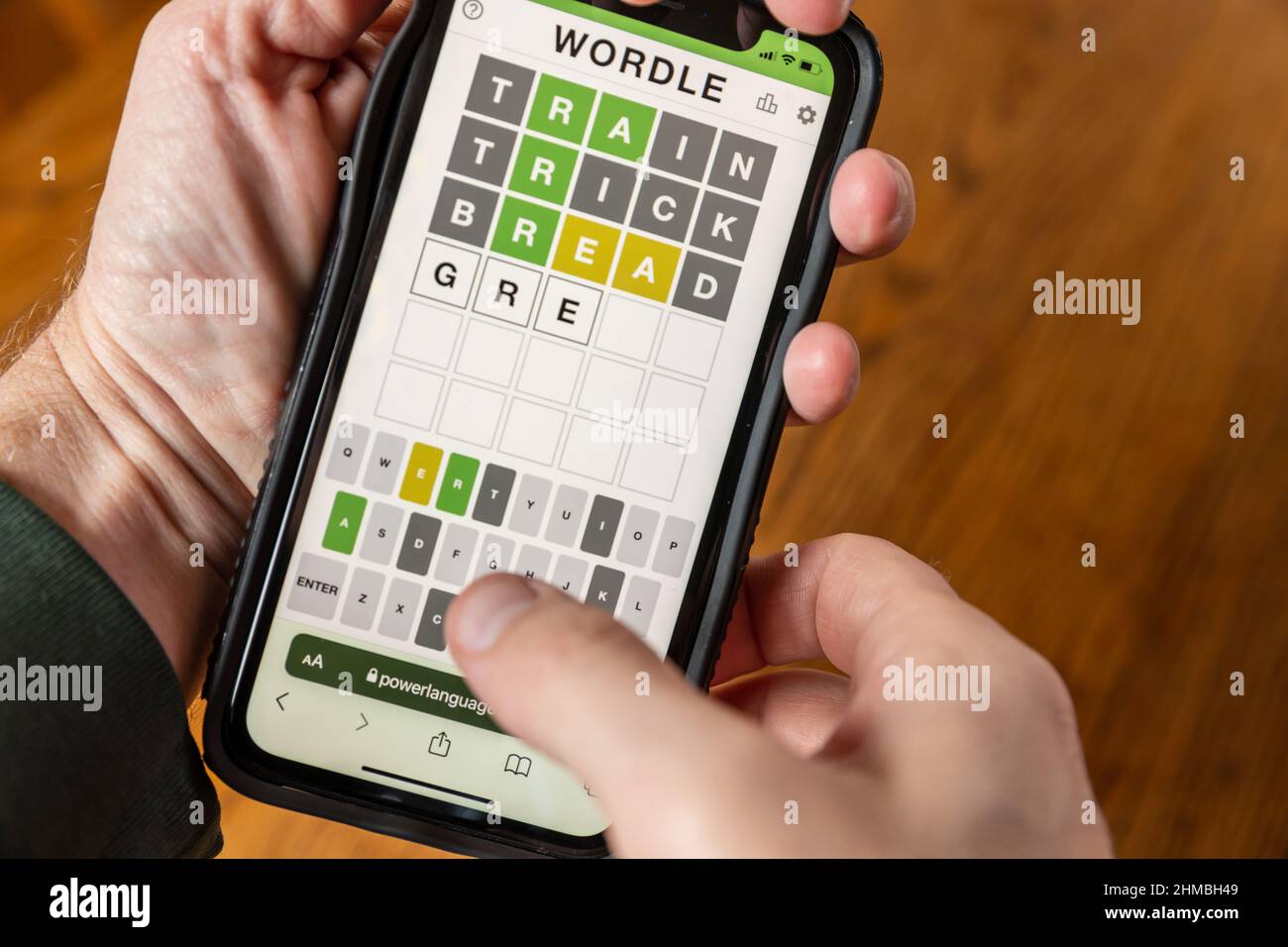 Brandon, MS - 8. Februar 2022: Hände spielen Wordle-Spiel am Telefon. Stockfoto