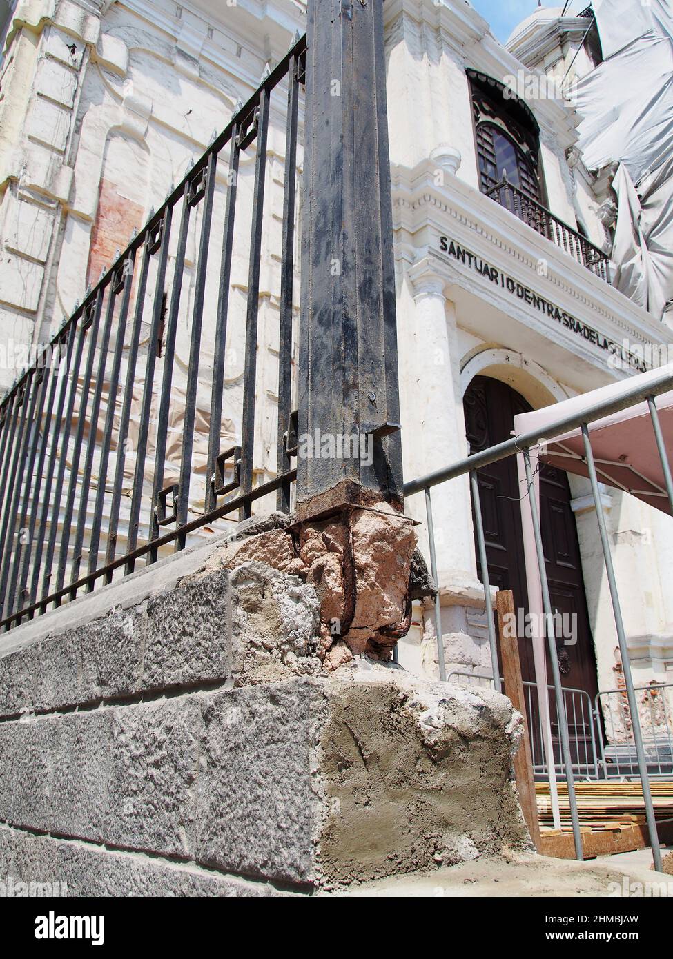 Das einzige verbleibende Fragment der Umzäunung vor der Kapelle der Muttergottes von Solitude. Die Gemeinde Lima zerstört die Umfassungsmauer des monumentalen Komplexes der Basilika und des Klosters San Francisco in Lima, die 1991 von der UNESCO zum Weltkulturerbe erklärt wurde. Die Mauer wurde 1987 auf Empfehlung der UNESCO zum Schutz des Klosters errichtet, und der Abriss, der angeblich den gleichnamigen Platz umbauen sollte, geschah in den frühen Morgenstunden des 5. Februar mit Unterstützung der Polizei, trotz des Widerstands der Mönche. Stockfoto