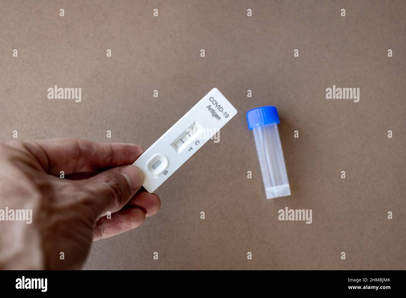 Covid 19-Antigen-Schnelltest-Kit mit positivem Ergebnis für eine Infektion. Nahaufnahme des Coronavirus-Schnelltests für Heimkits Stockfoto