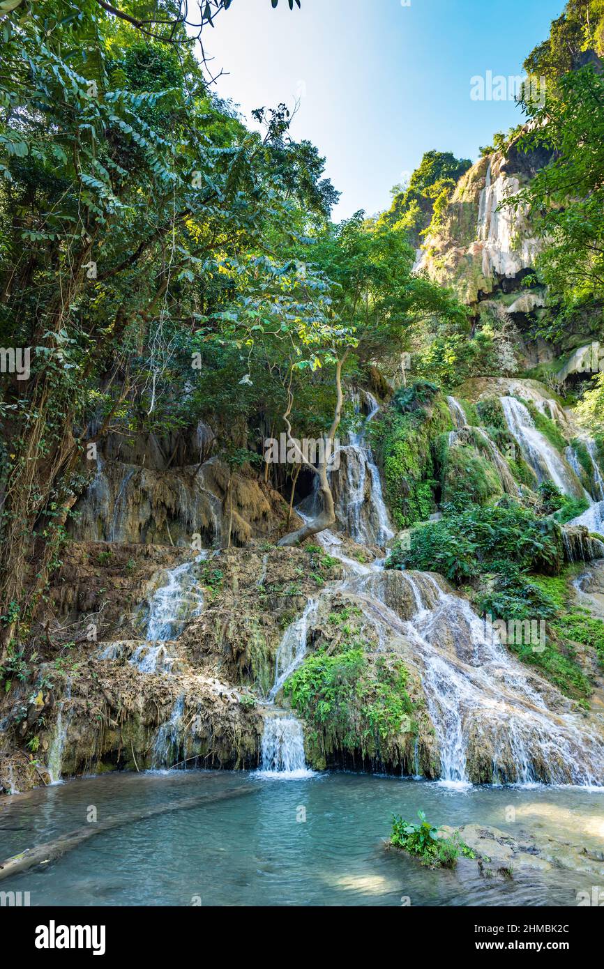 Erawan Nationalpark in Thailand. Der Erawan-Wasserfall ist ein beliebtes Touristenziel und berühmt für sein smaragdblaues Wasser. Tiefer Wald in den Tropen Stockfoto