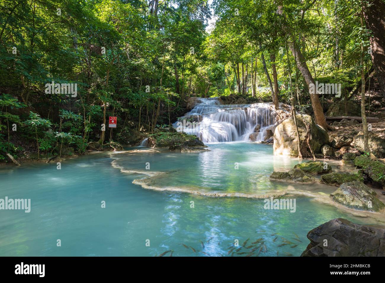 Erawan Nationalpark in Thailand. Der Erawan-Wasserfall ist ein beliebtes Touristenziel und berühmt für sein smaragdblaues Wasser. Tiefer Wald in den Tropen Stockfoto