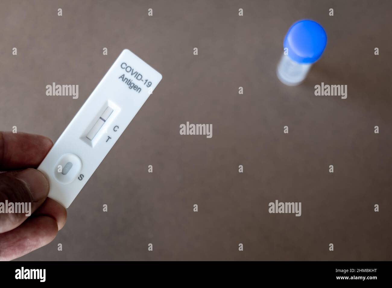 Covid 19-Antigen-Schnelltest-Kit mit negativem Infektionsergebnis. Nahaufnahme des Coronavirus-Schnelltests für Heimkits Stockfoto